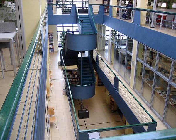 Escalera de doble piso, biblioteca de Gamonal, Burgos