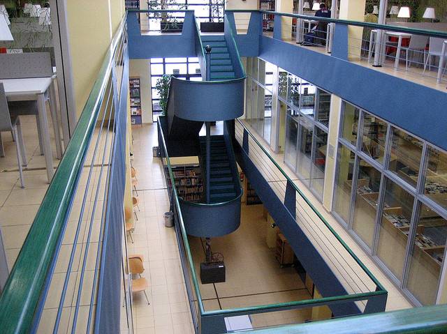 Escalera de doble piso, biblioteca de Gamonal, Burgos