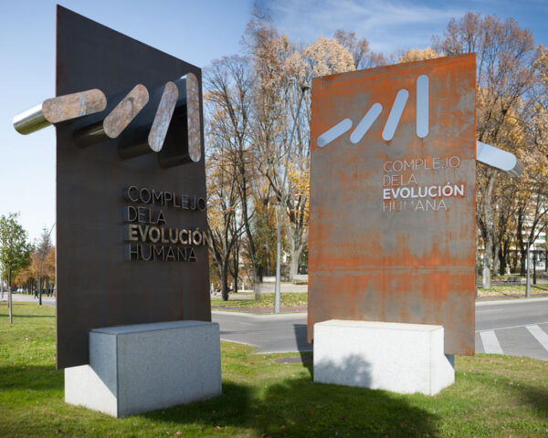 Carteles tridimensionales en dos materiales para el Museo de la Evolución Humana en Burgos