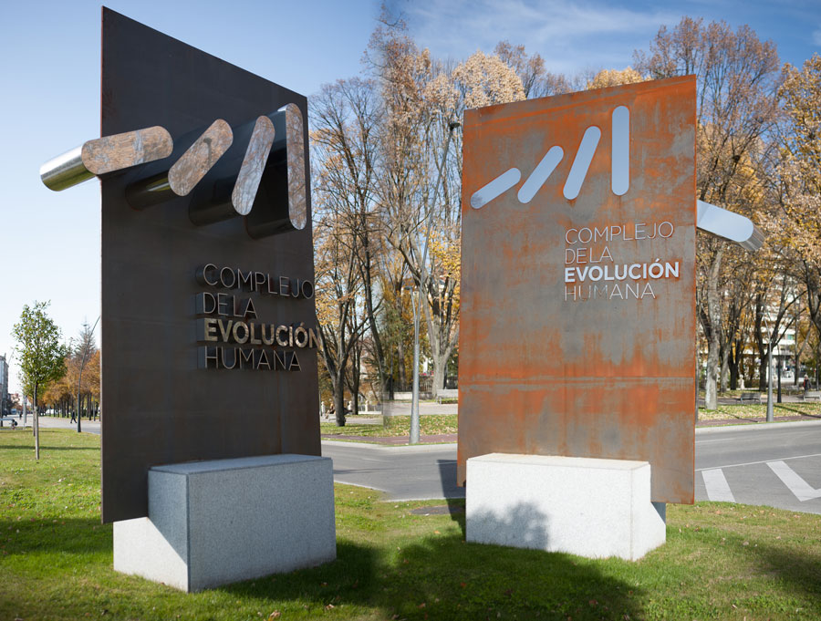 Carteles tridimensionales en dos materiales para el Museo de la Evolución Humana en Burgos